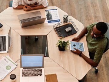 外貿(mào)企業(yè)選擇香港公司的合規(guī)與業(yè)務(wù)邏輯分析