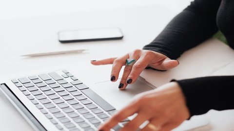 跨境物流企業(yè)的核心利益在于提高物流效率和降低物流成本。