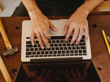 香港公司審計意見差異與經(jīng)營風險關系分析