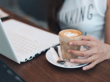 境內(nèi)企業(yè)投資香港公司的監(jiān)管風險與應(yīng)對策略